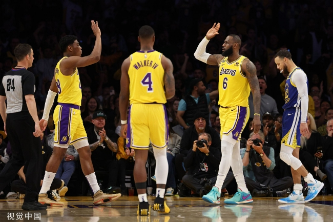NBA季后赛巅峰对决，詹姆斯50分创纪录助湖人险胜